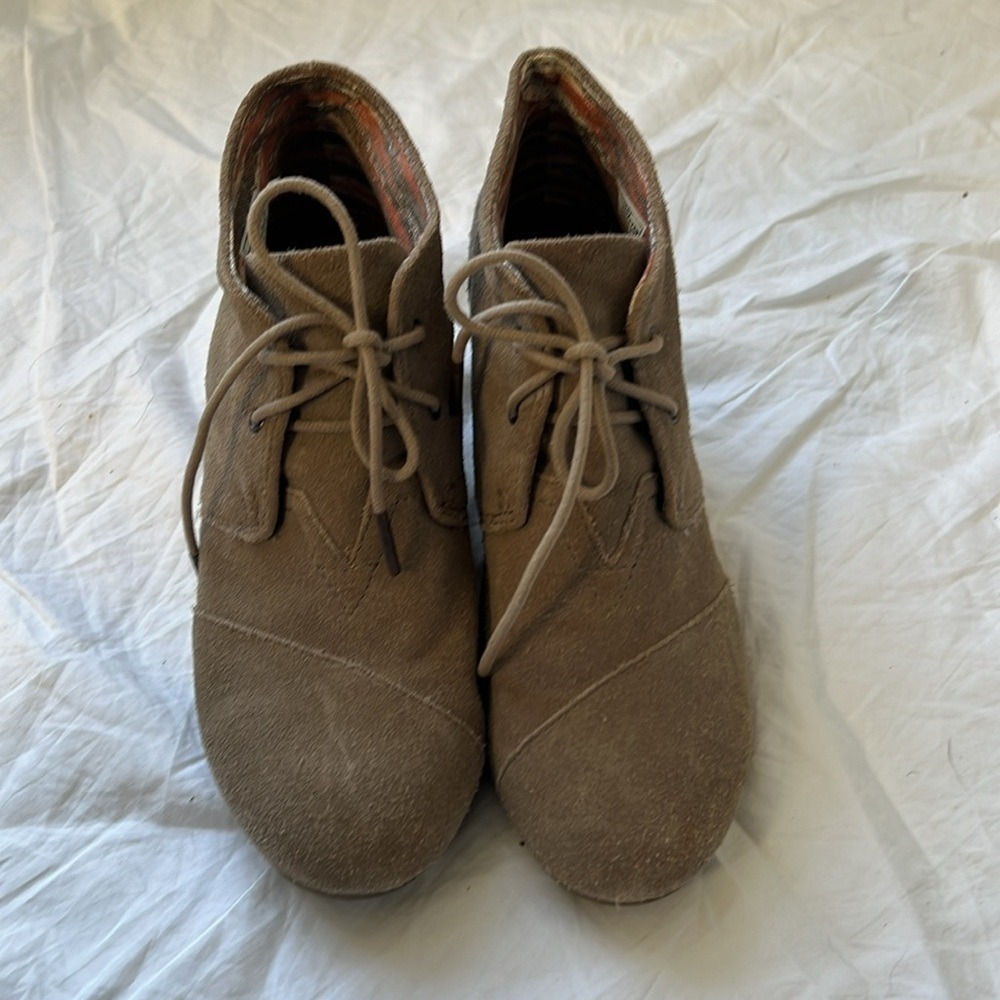 Tom's Kala Desert Wedge Shoes in Taupe Suede Tan Wedges Lace Up‎ Shoes Womens 9 - Picture 2 of 16
